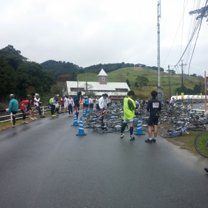 サポート車で着替えて再スタート