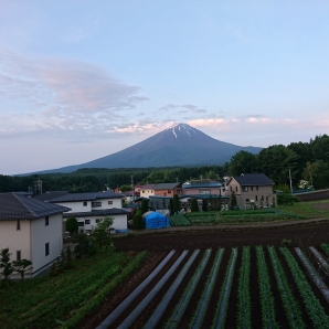 吉野荘　早朝の富士山