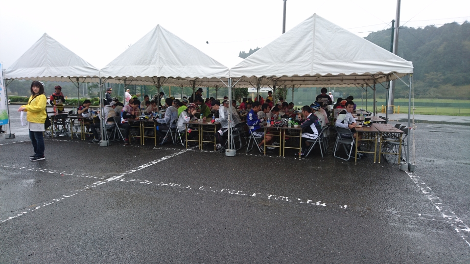 雨の昼食会場